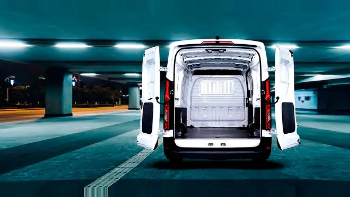 Maxus Deliver 9 Furgón 2.0D L3H2 150 (MERCANCÍAS PROPIAS) en renting para particulares — Trasera