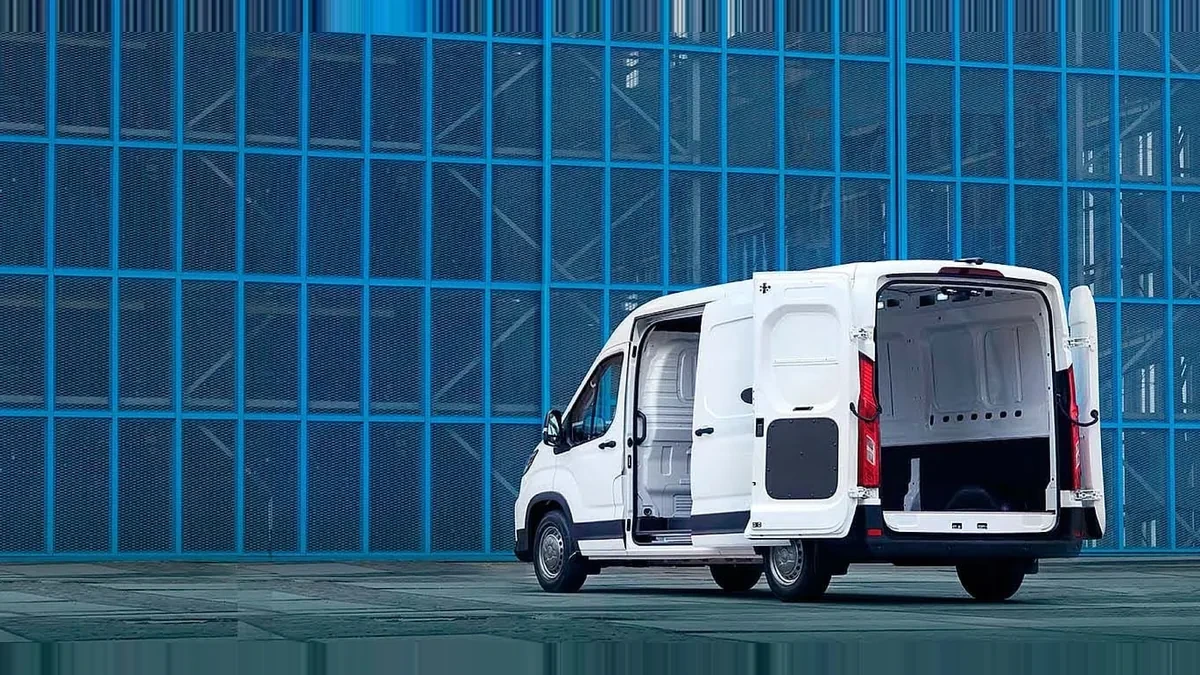 Maxus Deliver 9 Furgón 2.0D L3H2 150 (MERCANCÍAS TERCEROS) en renting para particulares — Lateral
