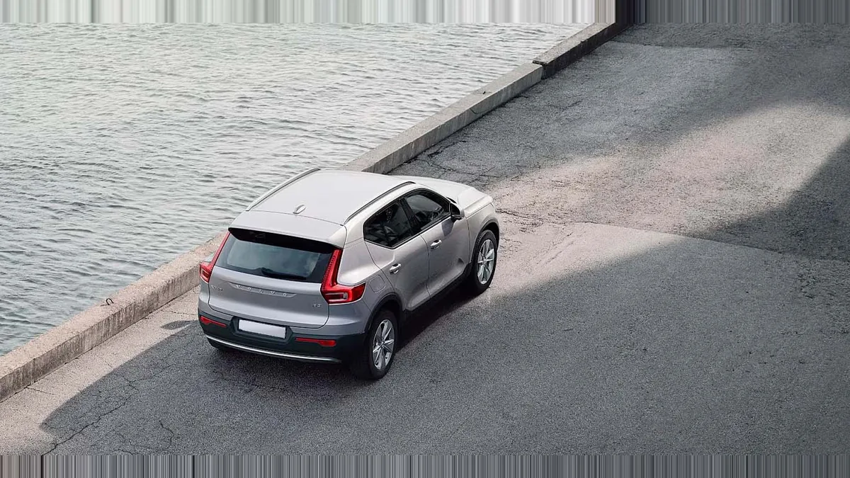 Volvo XC40 2.0 B3 Core G Auto en renting para particulares — Trasera